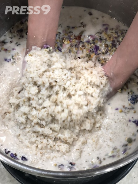 백화주 덧술 잘 혼합하기 (사진=수수보리아카데미)