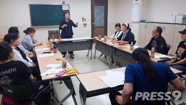 집단심리교육을 하는 김정연 대표 (사진=김정연 대표)