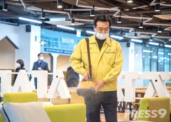전자상가 방역 중인 성장현 용산구청장
