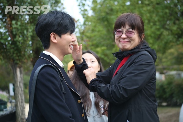 현장에서의 정지호 분장사 (사진=지호메이크업)