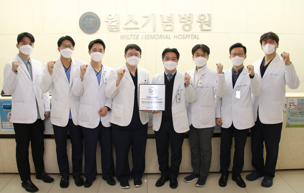 왼쪽부터 김태현 과장, 신승호 부병원장, 김만영 원장, 홍현진 원장, 이동찬 병원장, 김민규 원장, 남한가위 원장, 손원수 원장