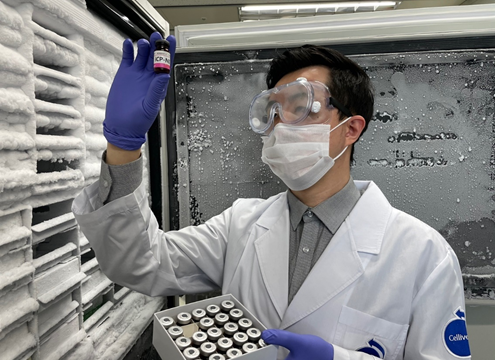 셀리버리 연구자가 생산된 코로나19 면역치료제 iCP-NI를 검수하고 있다.