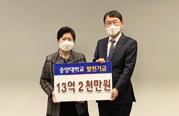 구현남 중앙의대 총동창회장(왼쪽)이 박상규 중앙대 총장에게 발전기금을 전달하고 있다.
