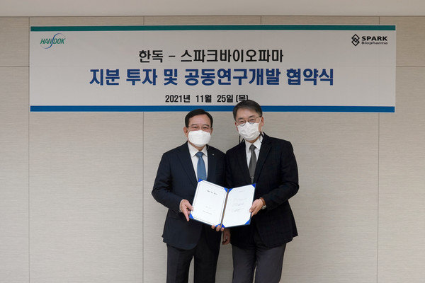 김영진 한독 회장(좌), 박승범 스파크바이오파마 대표. 사진/한독