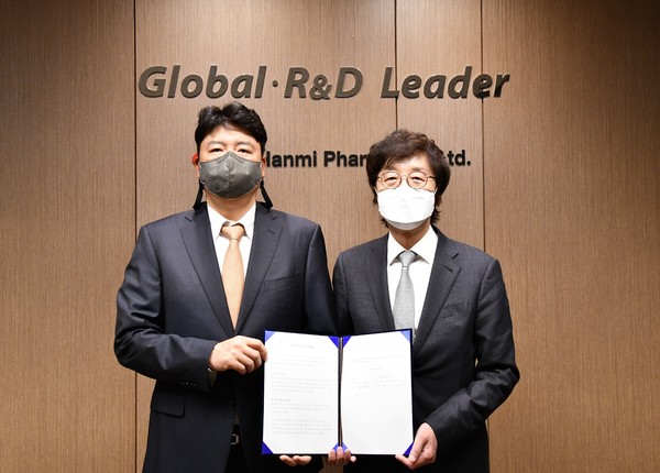 한미약품 권세창 대표(오른쪽)와 PHC 최인환 대표가 MOU 체결 후 기념촬영을 하고 있다. 사진/한미약품