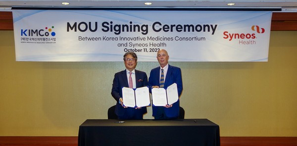 허경화 KIMCo 대표(왼쪽)와 니콜라스 케니 시네오스헬스 최고과학책임자가 MOU를 체결하고 기념 촬영을 하고 있다. 사진/KIMCo
