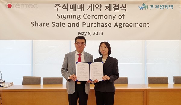 강석희 코렌텍 대표이사(좌측)와 조환우 우성제약 대표이사가 계약 체결 후 기념사진을 촬영하고 있다. 사진/코렌텍