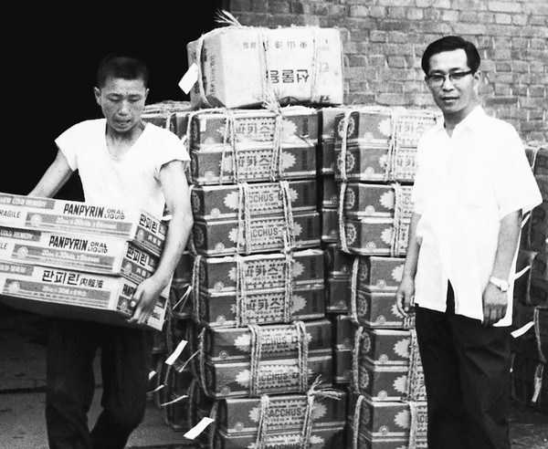 1963년 박카스D 출시 당시 강신호 명예회장. 사진/동아제약