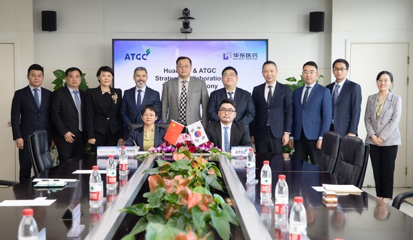 에이티지씨와 싱클레어가 보툴리눔 톡신 ATGC-110에 대한 전략적 협력을 맺고 기념사진을 촬영하고 있다. 사진/에이티지씨