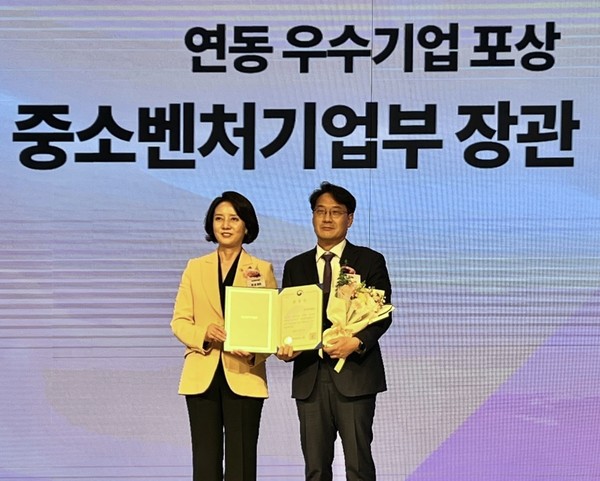 한미약품 구매팀 김규식 상무(오른쪽)가 이영 중소벤처기업부 장관으로부터 납품대금 연동 우수기업 표창장을 받고 기념촬영을 하고 있다. 사진/한미약품