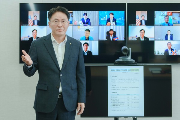 6일 이석용 은행장은 서대문 본사에서 개최한 해외점포장 화상회의에서 조기 사업추진을 통한 경영목표 초과 달성을 당부하고 직원들을 격려하는 소통의 시간을 가졌다. 사진/농협은행