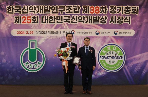 (왼쪽부터)김존 온코닉테라퓨틱스 대표이사, 신약개발연구조합 홍성한 이사장. 사진/온코닉테라퓨틱스