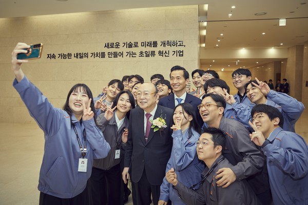 김승연 한화그룹 회장과 김동관 부회장이 3월29일 한화에어로스페이스 대전 R&D 캠퍼스를 방문해 직원들과 셀카를 촬영하고 있다.