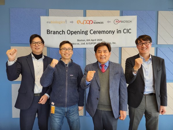 유바이오로직스 대표이사 백영옥 외 유팝라이프사이언스 임직원. 사진/유바이오로직스