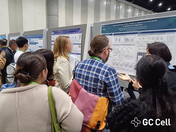 AACR 2024 발표현장에서 조성림 Discovery팀 팀장이 포스터를 설명하고 있다. 사진/지씨셀