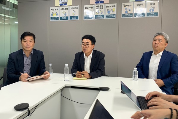 (왼쪽부터) HLB 한용해 CTO, 진양곤 회장, 엘레바 정세호 대표