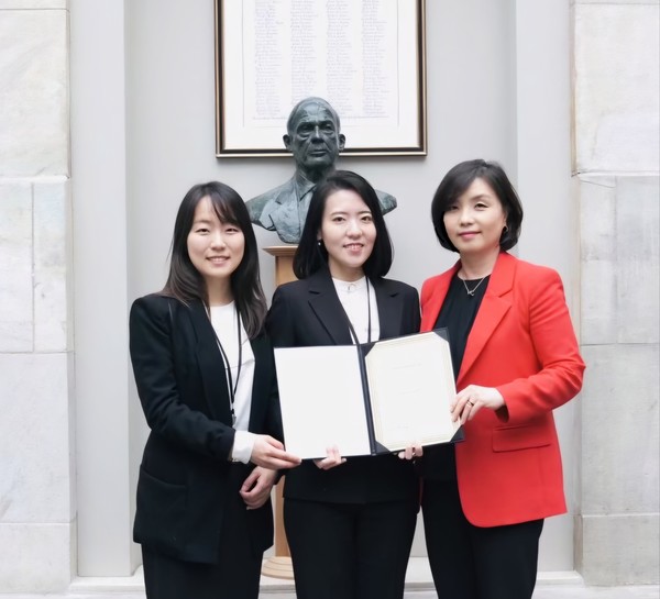 NEBS 연례 학술대회에서 (사진 오른쪽부터) 동아에스티 오픈이노베이션 센터 류은주 전무, NEBS-Dong-A ST Award 수상자 콜롬비아 대학교 배성연 박사, NEBS 장연지 회장이 기념사진을 촬영하고 있다. 사진/동아에스티
