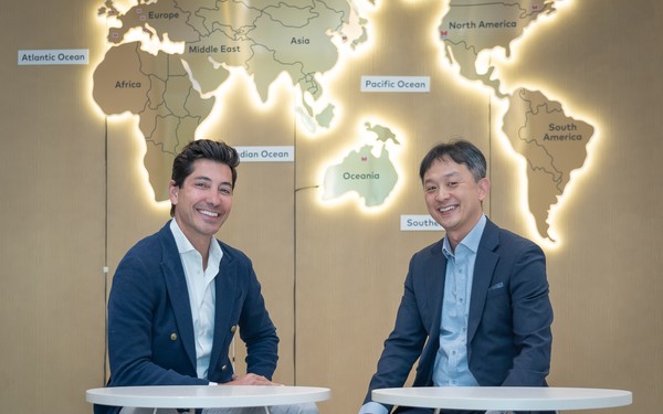 데이비드 모아타제디 에볼루스 CEO(왼쪽)와 박성수 대웅제약 대표가 기념사진을 찍고 있다. 사진/대웅제약