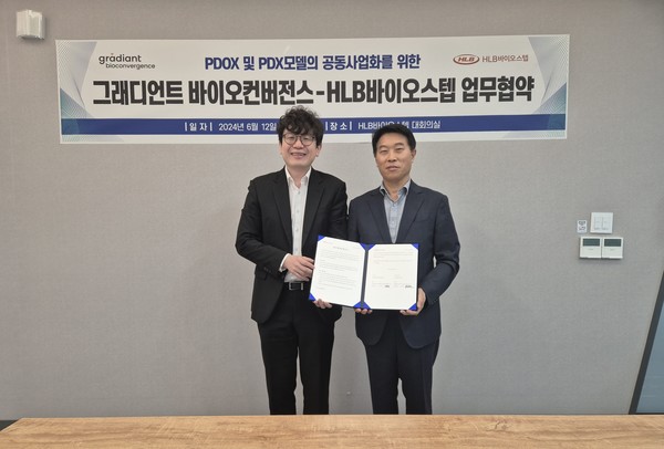 그래디언트 바이오컨버전스(대표 이진근, 사진 왼쪽)와 HLB바이오스텝(대표 문정환)은 12일 PDOX 및 PDX모델의 공동사업화를 위한 업무협약을 체결했다. 사진/HLB바이오스텝
