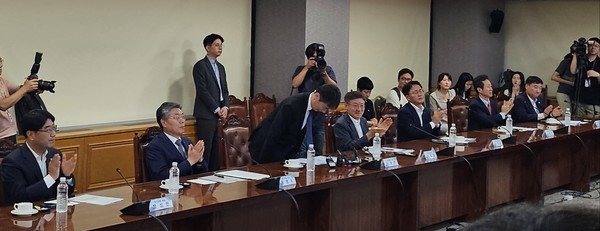 이복현 금융감독원장이 19일 은행회관에서 열린 은행장 간담회에 앞서 인사하고 있다.