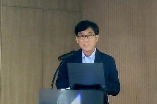 김석관 과학기술정책연구원 선임연구위원이 25일 한국제약바이오협회에서 열린 제3회 KIMCo TALK 행사에 참석해 발표하고 있다. 사진/프레스나인