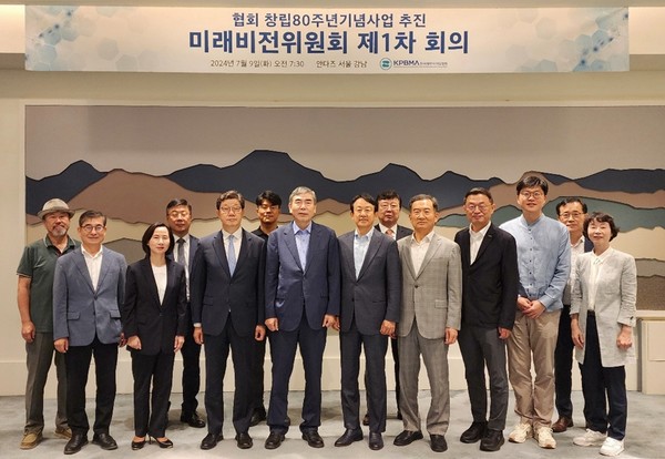 (왼쪽부터)성균관대 이재현 객원교수, 미래비전네트워크 최영현 이사, 동국대 서경원 석좌교수, 제약바이오협회 이재국 부회장, 제약바이오협회 노연홍 회장, 카이스트 김우연 교수, 지아이디파트너스 이관순 대표(미래비전위원장), 지아이이노베이션 이병건 대표, 제약바이오협회 홍정기 상무이사, 제뉴원사이언스 이삼수 대표, 한국투자파트너스 황만순 대표, 웰트 강성지 대표, 제약바이오협회 엄승인 전무이사, 제약바이오협회 장우순 상무이사. 사진/한국제약바이오협회