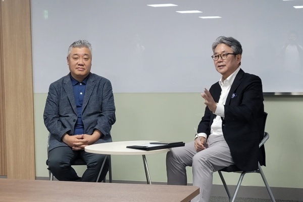 유수현 제이앤피메디 부사장(왼쪽)과 허경화 한국혁신의약품컨소시엄(KIMCo) 대표가 21일 제4회 ‘KIMCo TALK’ 행사에 참석해 말하고 있다. 사진/프레스나인