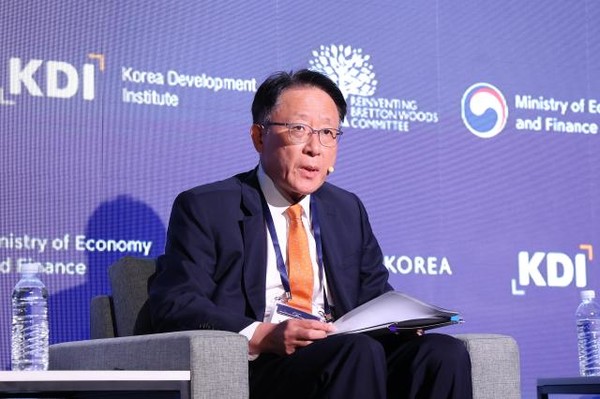 신성환 한국은행 금융통화위원이 플라자호텔에서 열린 '2024 세계 경제와 금융 안정 컨퍼런스'에서 발언하고 있다.