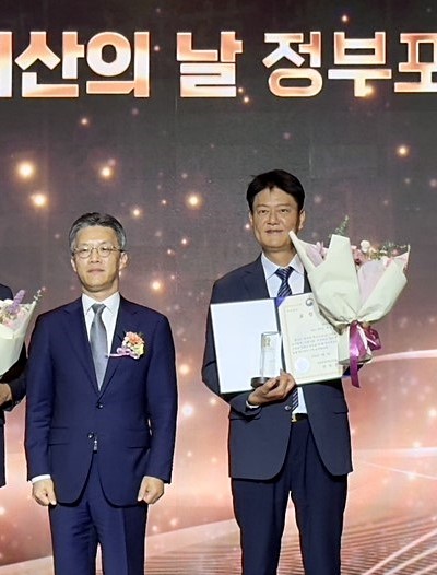 한미약품 최인영 R&D센터장(오른쪽)이 '제7회 지식재산의 날' 정부포상 시상식에서 산업통상자원부 오승철 산업기반실장(가운데)으로부터 장관 표창을 받았다. 사진/한미약품