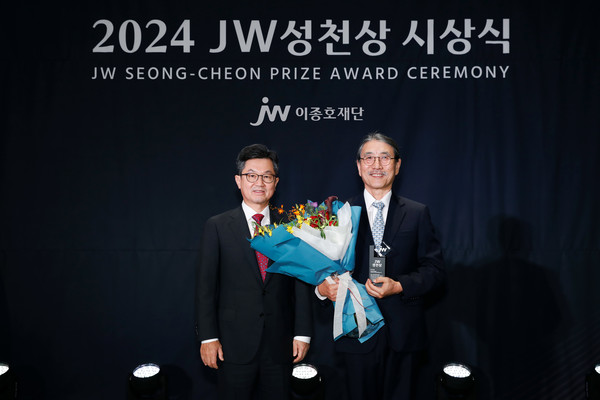 (왼쪽부터) 이경하 JW이종호재단 이사장(JW 회장)과 2024 JW성천상 수상자 유덕종 에티오피아 세인트폴병원 밀레니엄 의과대학 교수가 기념촬영을 하고 있다. 사진/JW이종호재단