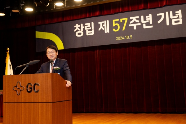 허일섭 GC(녹십자홀딩스) 회장이 2일 경기도 용인 목암타운에서 열린 창립 57년 기념식에서 창립기념사를 하고 있다. 사진/GC녹십자