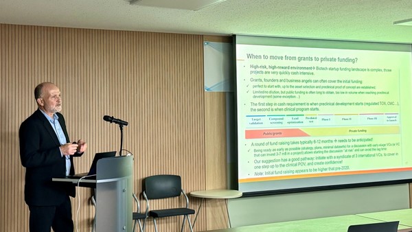 시네오스헬스 로넌 부에르 상무이사가 제5회 KIMCo TALK에서 발표하고 있다. 사진/KIMCo재단