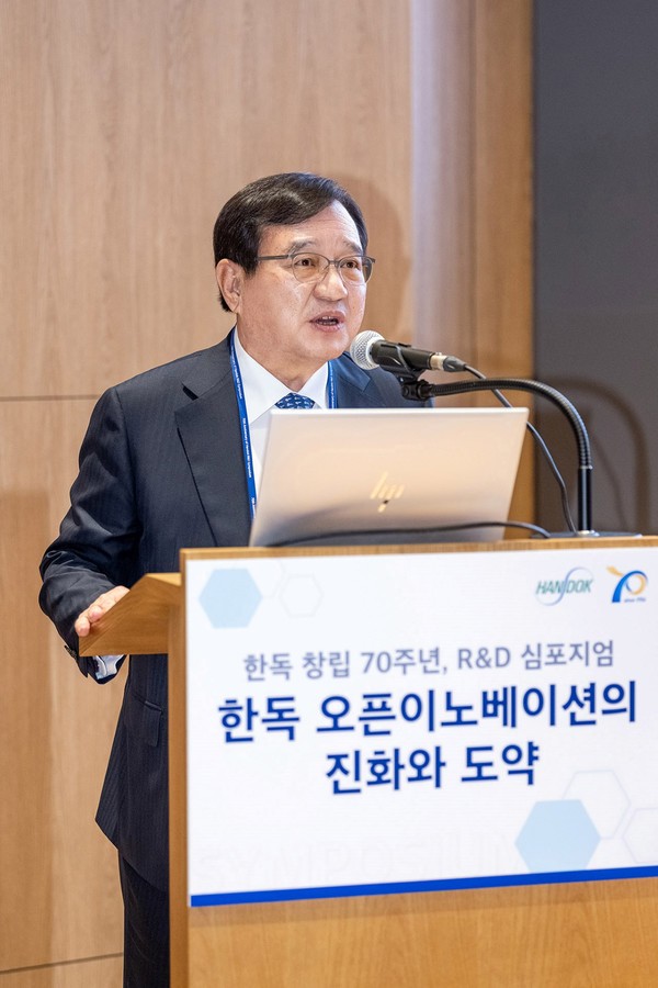 한독 김영진 회장이 지난 23일 서울 마곡에 위치한 한독퓨처콤플렉스에서 열린 창립 70주년 기념 R&D 심포지엄에서 인사말을 하고 있다. 사진/한독
