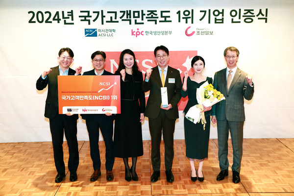 이재근 KB국민은행장(좌측 4번째)과 KB국민은행 관계자들. 사진/국민은행