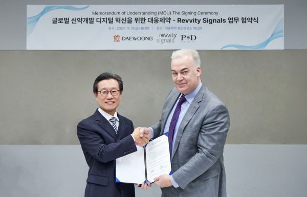 박준석 대웅제약 신약센터장(왼쪽)과 찰스 코이네 레비티 시그널즈 아시아 태평양 총괄이 기념 촬영을 하고 있다. 사진/대웅제약