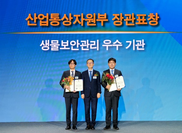 SK바이오사이언스 박용욱 Bio연구본부장(왼쪽 첫번째)이 산업통상자원부 장관상 수상 후 기념촬영을 하고 있다. 사진/SK바이오사이언스