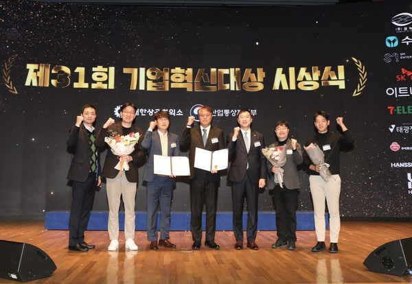 3일 서울 대한상공회의소에서 개최된 제31회 기업혁신대상 시상식에서 정재훈 동아에스티 대표이사(오른쪽에서 3번째)와 박성근 수석 대표이사(오른쪽에서 4번째) 외 동아쏘시오그룹 관계자들이 기념사진을 촬영하고 있다. 사진/동아쏘시오그룹
