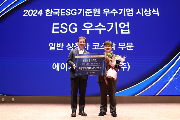 곽달원 HK이노엔 대표(오른쪽)와 서유석 금융투자협회 회장. 사진/HK이노엔