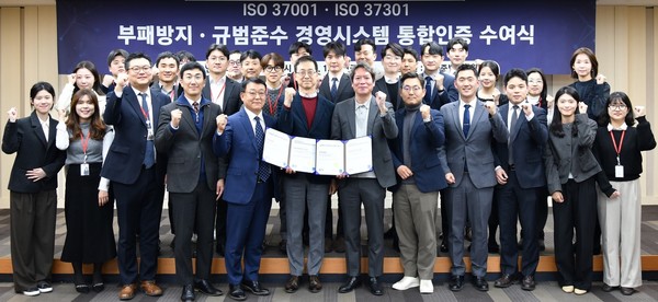 한미약품 박재현 대표(가운데)와 임직원들이 ISO 통합인증 수여식 진행 후 기념촬영을 하고 있다. 사진/한미약품