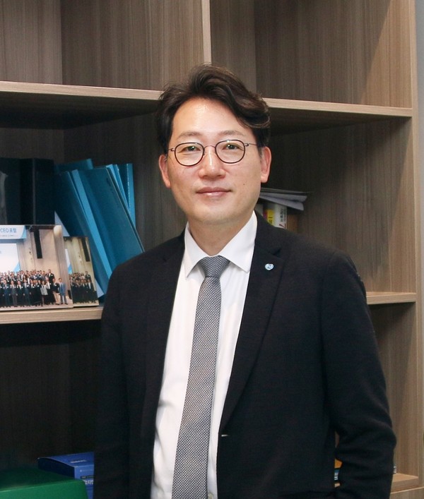 휴온스 윤상배 대표가 16일 ‘제10회 중견기업인의 날’ 기념식에서 제약∙바이오 산업 발전에 기여한 공로를 인정 받아 대통령 표창을 받았다. 사진/휴온스