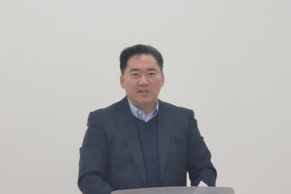김성준 큐라티스 대표가 20일 열린 임시주주총회에 참석해 말하고 있다. 사진/프레스나인