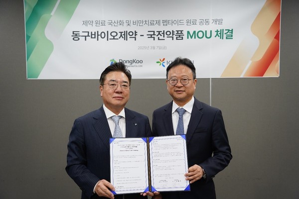 조용준 동구바이오제약 대표(왼쪽)와 홍종호 국전약품 대표. 사진/동구바이오제약