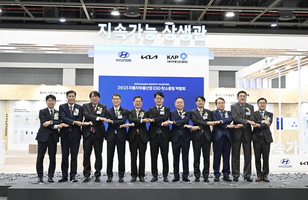 '2025 자동차부품산업 ESG·부품산업 박람회' 개막식 기념 사진. (왼쪽부터)중소벤처기업진흥공단 반정식 이사, 기술보증기금 박주선 전무이사, 한국에너지기술평가원 이승재 원장, 한국자동차모빌리티산업협회 강남훈 회장, 동반성장위원회 이달곤 위원장, 현대자동차·기아 제조부문장 정준철 부사장, 현대자동차·기아 구매본부장 박찬영 부사장, 현대자동차·기아 협력회 문성준 회장, 한국자동차산업협동조합 이택성 이사장, 자동차부품산업진흥재단 안정구 이사장, 현대자동차·기아 PCO 신승규 전무. 사진/현대자동차그룹