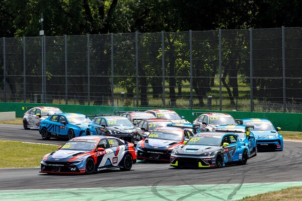 '2025 TCR 월드투어' 3라운드 이탈리아 대회에서 현대자동차 '더 뉴 엘란트라 N TCR(국내명: 더 뉴 아반떼 N TCR)'이 주행하는 모습. 사진/현대자동차