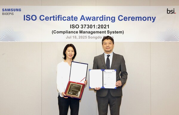 삼성바이오에피스 김경아 사장(왼쪽)과 BSI 임성환 대표(오른쪽)가 18일 삼성바이오에피스 송도 사옥에서 열린 ISO 37301 인증서 수여식에 참석하여 기념 사진을 촬영하고 있다. 사진/삼성바이오에피스